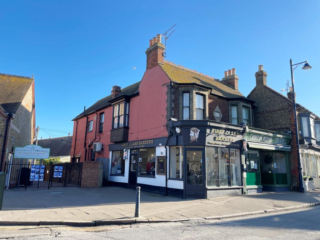 Lot: 138 - MIXED-USE PROPERTY IN HIGH STREET LOCATION - End-terrace mixed use building